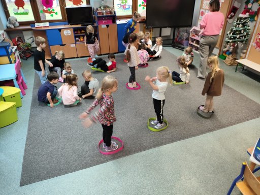 zabawy ruchowe z szarfami