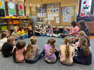 grupa Je�yk�w siedz�ca w kr�gupodczas zaj��