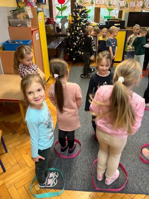 zabawy ruchowe z szarfami