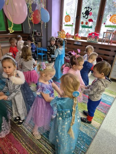 dzieci ta�cz� podczas balu