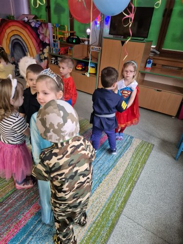 dzieci ta�cz� podczas balu