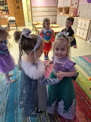 dzieci ta�cz� podczas balu