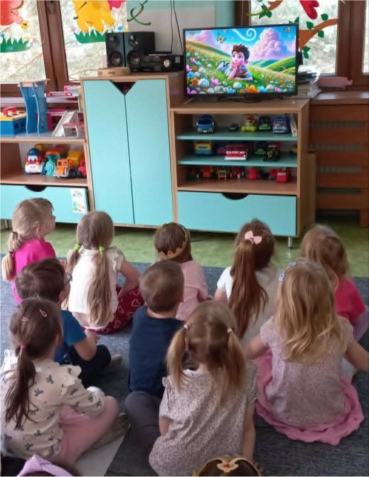 dzieci ogl�daj� prezentacj� wiersza Dyzio Marzyciel