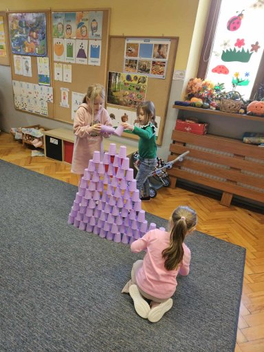 uk�adanie wie�y z kubeczk�w