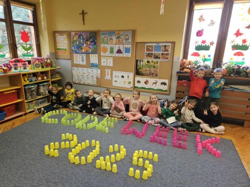 napis CodeWeek 2025 u�o�ony przez dzieci z kolorowych kubeczk�w