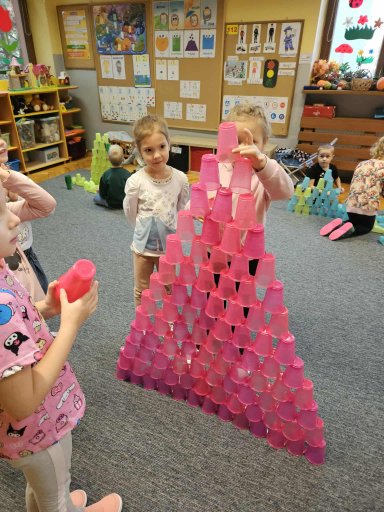 uk�adanie wie�y z kubeczk�w