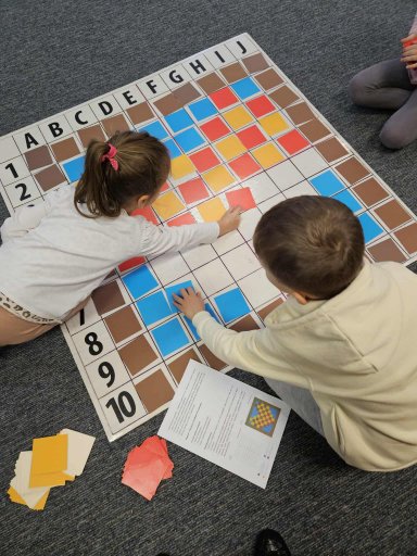 zakodowane serce codeweekowe na macie do kodowania