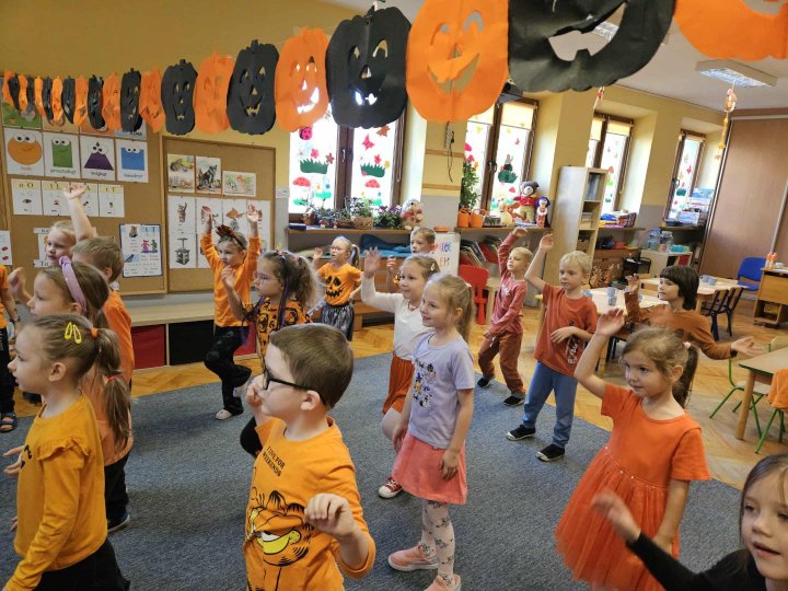 ta�ce przy muzyce - dyniowa dyskoteka