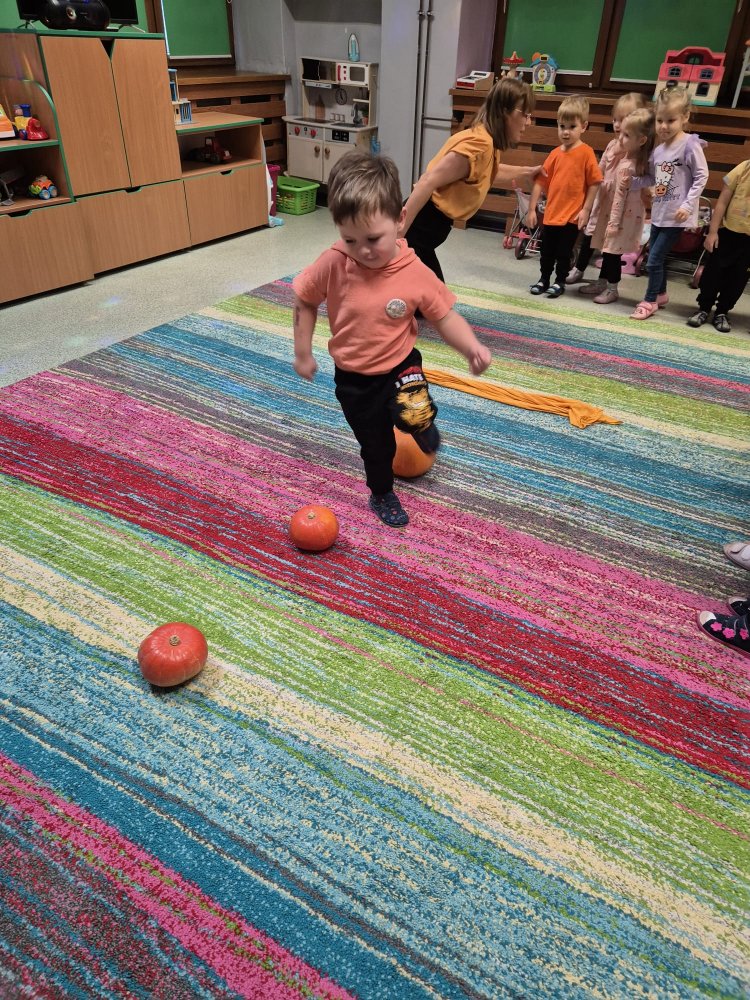 zabawy maluszk�w z dyniami