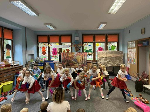 wyst�py z okazji Dnia Nauczyciela - taniec z chusteczkami