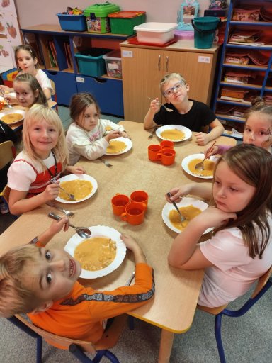przedszkolaki jedz� zup� z dyni
