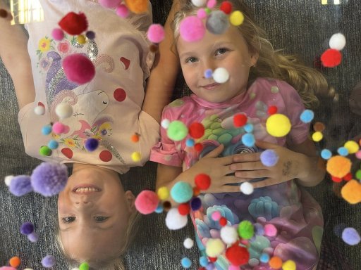 zabawy dzieci z kropkami