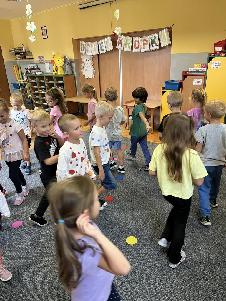 zabawy ruchowe z kropkami