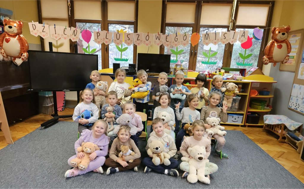 grupowe zdjecie z przyniesionymi do przedszkola ulubionymi misiami