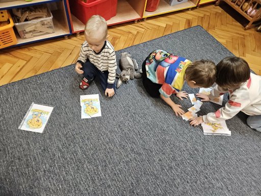 uk�adanie puzzli z misiami