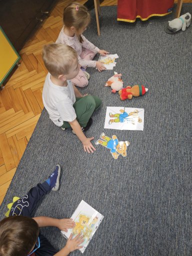 uk�adanie puzzli z misiami