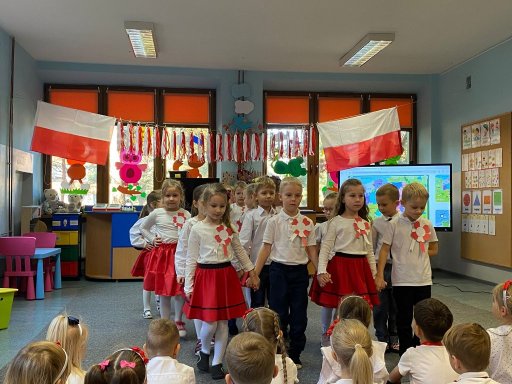 przedszkolaki podczas wyst�p�w z okazji Dnia Niepodleg�osci