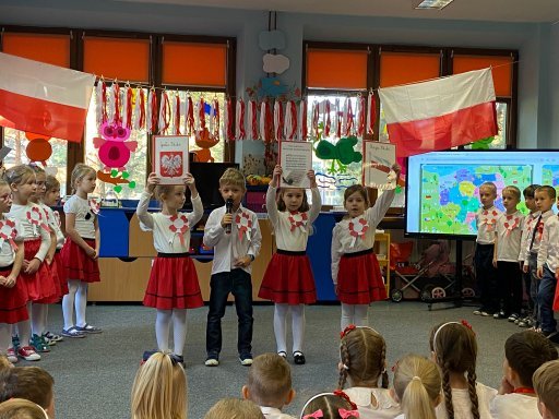przedszkolaki podczas wyst�p�w z okazji Dnia Niepodleg�osci