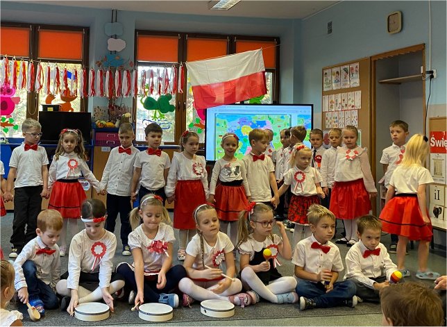 przedszkolaki podczas wyst�p�w z okazji Dnia Niepodleg�osci