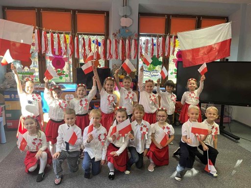 przedszkolaki podczas wyst�p�w z okazji Dnia Niepodleg�osci