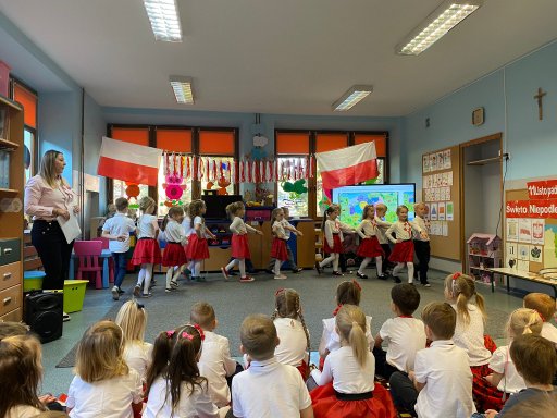 przedszkolaki podczas wyst�p�w z okazji Dnia Niepodleg�osci