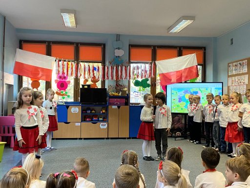 przedszkolaki podczas wyst�p�w z okazji Dnia Niepodleg�osci