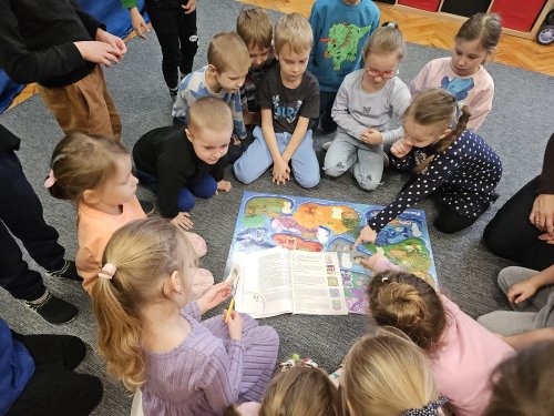 dzieci podczas zaj�c