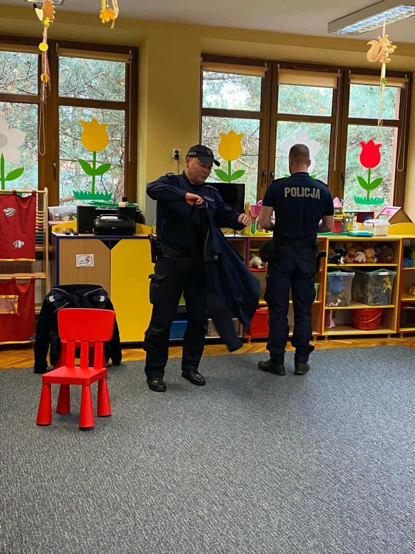 policjanci w przedszkolu