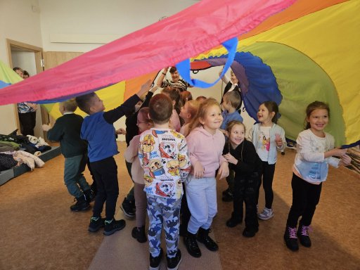 zabawy z seniorami z chust� animacyjn�