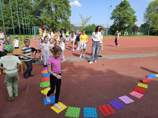 turniej zabaw i gier - dzieci na �cie�ce sensorycznej
