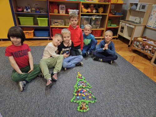 zadanie z kalendarza adwentowego - choinka z pompon�w wykonana przez ch�opak�w