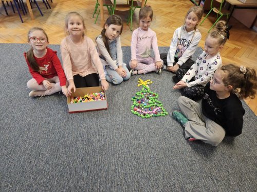 zadanie z kalendarza adwentowego - choinka z pompon�w wykonana przez dziewczynki