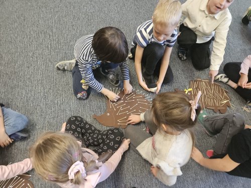 zabawy w dniu je�a - uk�adanie igie�ek z patyczk�w