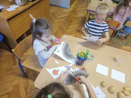 przedszkolaki robi� papierowe je�e