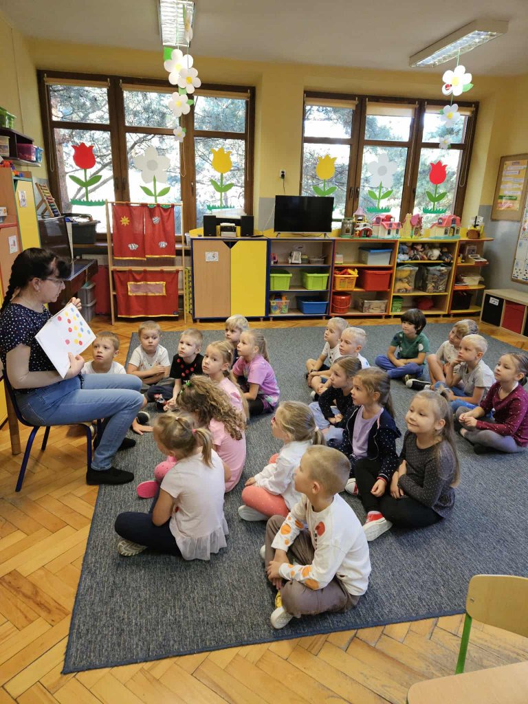 nauczycielka czyta ksi��k� o kropkach