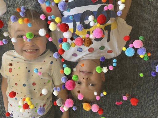 zabawy dzieci z kropkami