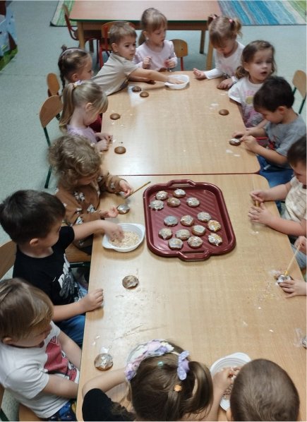 maluszki ozdabiaj� pierniczki