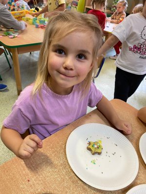 dziewczynka z grupy Lisk�w ozdabia pierniczki