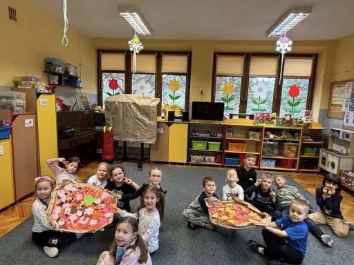 grupa je�yk�w i wykonane pizzy z papieru