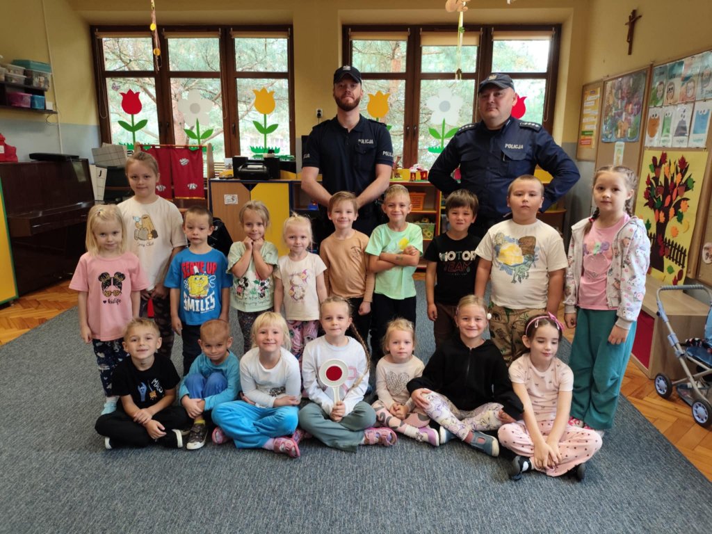 Dinusie w towarzystwie policjant�w