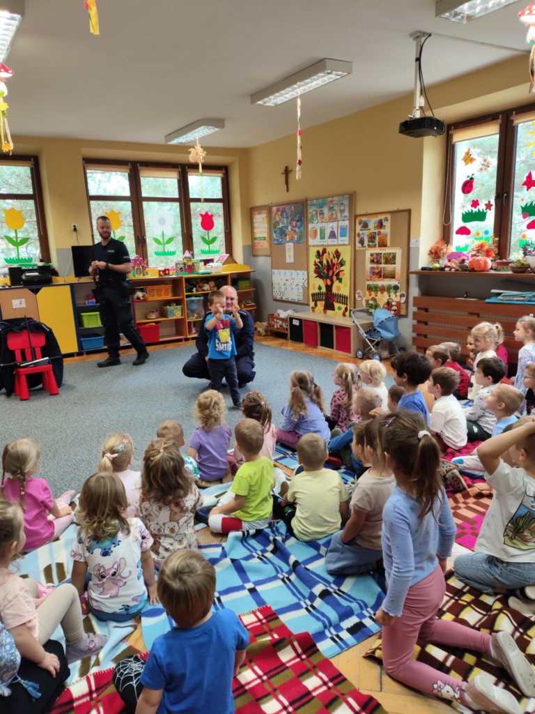 policjanci w przedszkolu