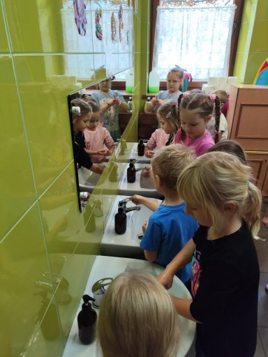 przedszkolaki myj� r�ce w �azience