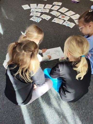 pogadanka z okazji Dnia Mycia r�k na dywanie w oparciu o ilustracje