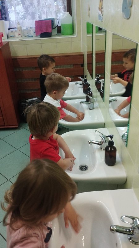 przedszkolaki myj� r�ce w �azience