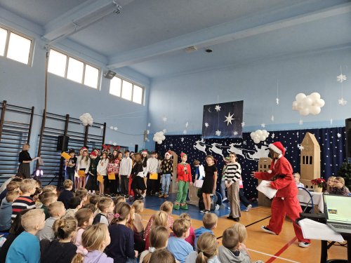 �wi�teczne przedstawienie uczn�w ze szko�y