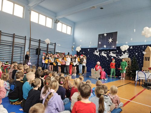 �wi�teczne przedstawienie uczn�w ze szko�y