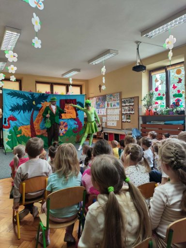 dzieci ogl�daj� teatrzyk