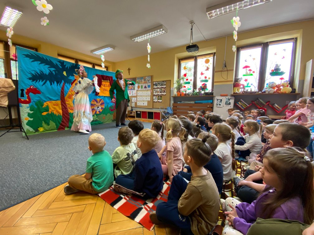dzieci ogl�daj� teatrzyk