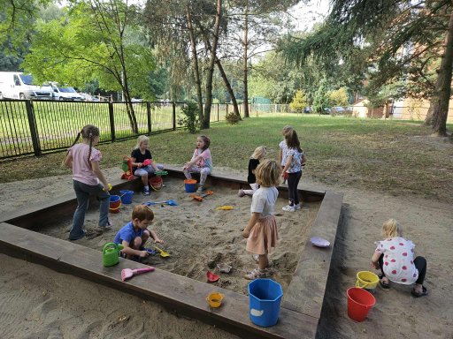 zabawy przedszkolak�w w piaskownicy