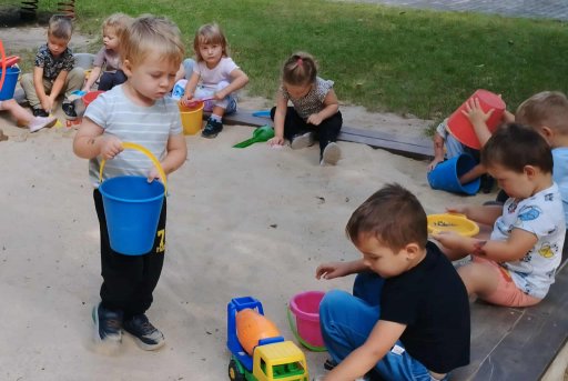 zabawy maluszk�w w piaskownicy